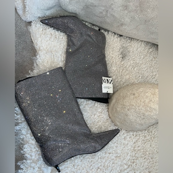 ZARA NEW SILVER SHINY SPARKLY GLITTER KITTEN
HEELED BOOTS SIZE 39 TAGS ATTACHED - Picture 10 of 10